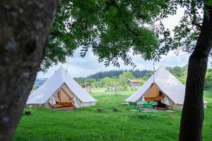 Tentes de luxe Nuit *e* Toilee a la Ferme du Petit Puyaume : photos des chambres