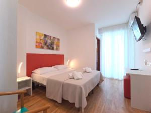 Double Room with Balcony and Side Sea View room in Hotel Royal Garnì