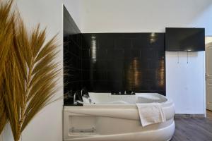 Appartements Capstay Roubaix I Grande Rue - Jacuzzi - Netflix : photos des chambres