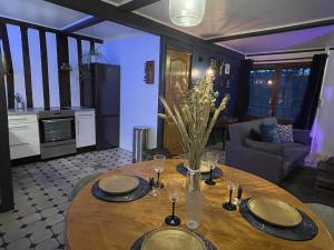 Maisons de vacances La Chaumiere aux Animaux : Maison 2 Chambres
