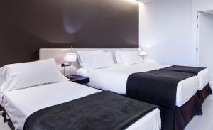 Triple Room (2 Adults + 1 Child) room in Hotel Diagonal Plaza