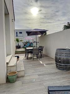 Maisons de vacances Villa Harmony Climatisation Piscine semi enterree Wifi Camargue : Maison 3 Chambres