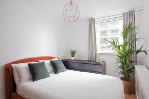 Riverside Apartments with Balcony, 1 Min Walk to Vauxhall Station