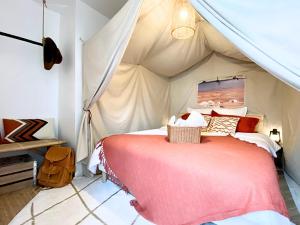 Appartements L'Expedition - By BEST KEYS - Experience Unique - Deco Immersive - Lit Queen Size & Canape Convertible - Centre Ville - Smart TV - Machine a Cafe Nespresso - Netflix & WiFi ILLIMITE - Check-in Autonome - Parking Gratuit : photos des chambres