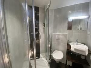 Hotels Logis Hotel Restaurant L'Auberge du Chateau : Chambre Double ou Lits Jumeaux Standard
