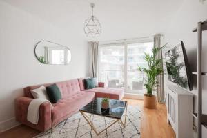 Riverside Apartments with Balcony, 1 Min Walk to Vauxhall Station