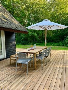 Be Surrounded By Trees In A Thatched Cottage - 4-star hotels in Nykøbing Sjælland