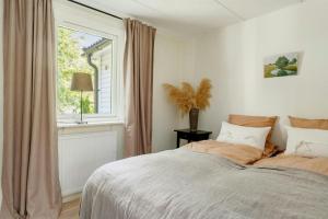 New England-Style Cottage Near The Sea