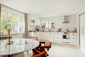 New England-Style Cottage Near The Sea