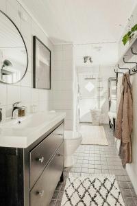 New England-Style Cottage Near The Sea