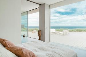 Unite With The Horizon In Architectural Wonder