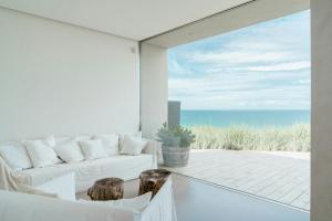 Unite With The Horizon In Architectural Wonder