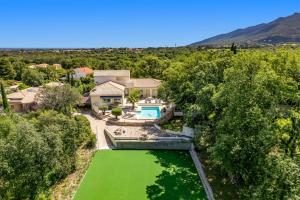 Villa des Alberes by Villa Plus