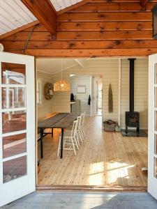 Charming Log Cabin Close To The Water And Hou