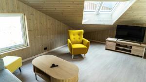 Near-Sea Boat House With Panoramic Views