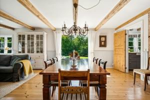 Classic Home In Peaceful Oasis