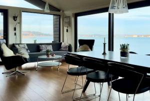 Beach House With Panoramic View At Anslet Beach