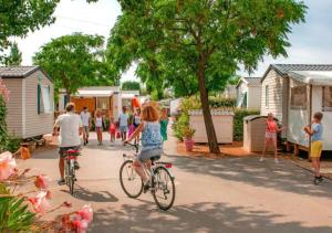 Campings Camping Les Salins de la Gardiole - Eurocamp I Homair : photos des chambres