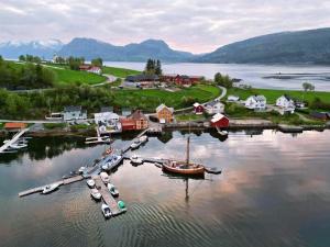 Charming Modern Seaside House In Valsøyfjord