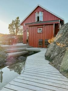 Renovated Boathouse From 1960 By The Sea In Borøya