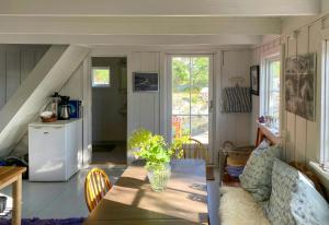 Renovated Boathouse From 1960 By The Sea In Borøya