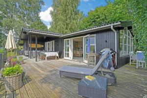 Summer House Idyll Near Forest And Beach