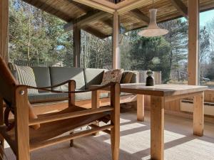 Enjoy The Atmosphere In Wooden Summer House By The Bay