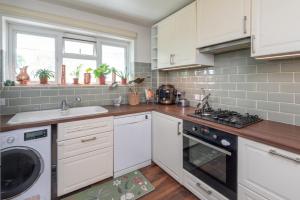 Stylish & Spacious 2-Bed Flat with Parking