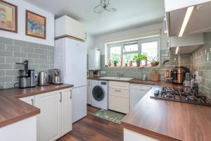 Stylish & Spacious 2-Bed Flat with Parking