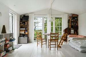 Island Life Gem WithHeart Desires