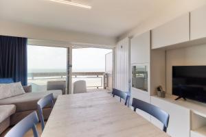 LECOMTE - Beachside Escape 128