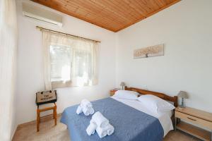 To Pournari Beachside Garden House - Happy Rentals