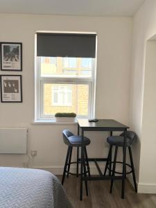 Old Street Studio with Washer and Dryer