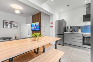 Modern City Centre Townhouse sleeps 10 & Parking