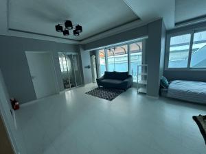 Laon Haje, Joyful Tomorrow