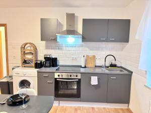 RtR Herne - For up to 5 Guests - 3 Bedrooms - Parking - Modern - Central - Fully Equipped