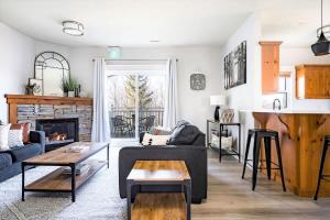 Beautiful & Bright 3 Bed Townhome Near Village