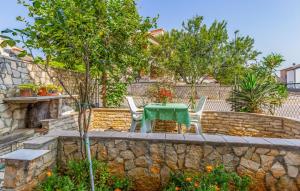 Beautiful Apartment In Liznjan With Wifi