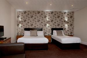 Family Room with 1 Double and 1 Twin Bed - Non-Smoking room in Best Western Bolholt Country Park Hotel