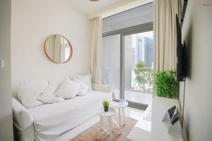 Bnbeyond's Serene Poolside Bliss - Apartments, Dubai