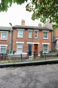 Spacious 3 Bedroom home Watford Junction