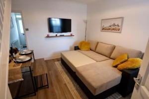 Spacious 3 Bedroom home Watford Junction