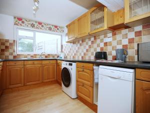 Mount Rd By N And N Stays Contractor Friendly 4 Bed House With Large Driveway, Bath