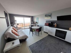 Appartement 3ème étage face mer avec balcon, ascenseur et parking privatif - FR-1-672-1