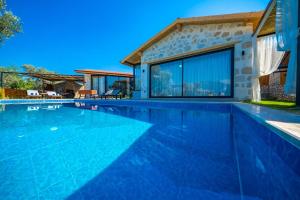 Spacious Villa Pool, Jacuzzi