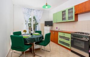 1 Bedroom Nice Apartment In Pinezici 