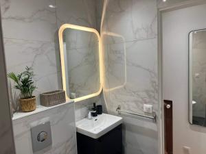 Celine 16 Paris Lumière 2 Bedroom by Eiffel Tower