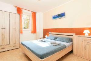 APARTMAJI PRI BOSI NOGI