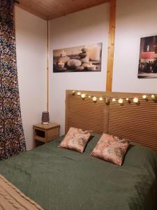 Chalets Chalet tout equipe vue sur le lac de la Dathee Vire Normandie : photos des chambres