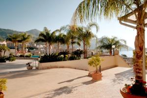 Family Apartment, 3 Balconies & Central Location, Gioiosa Marea, Fichi dIndia by Ideal Sicily